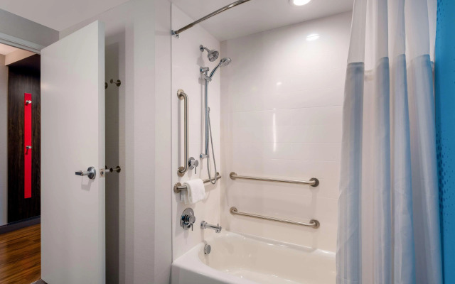 Tru by Hilton Radford, VA