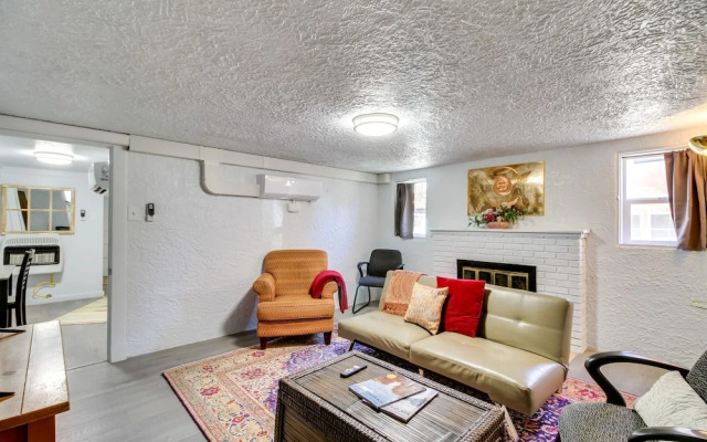 University Area Apartment ~ 3 Mi to Old Town!