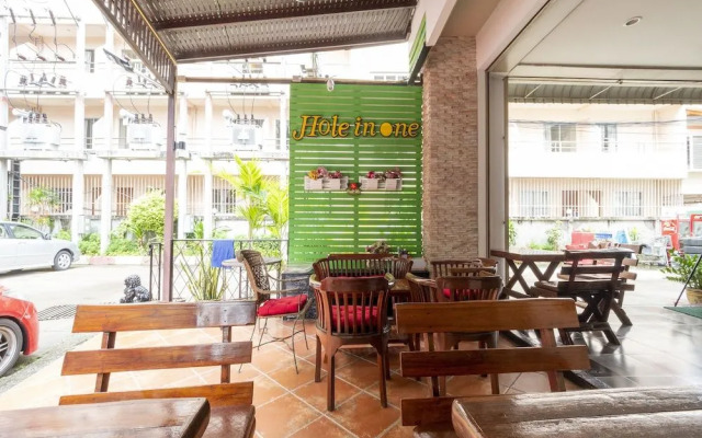 OYO 75350 Hole In One Bar Hotel