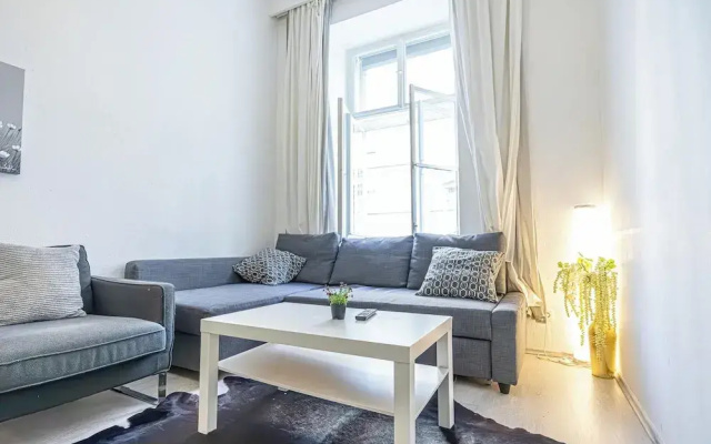 Budget 1BR Near Belvedere Palace