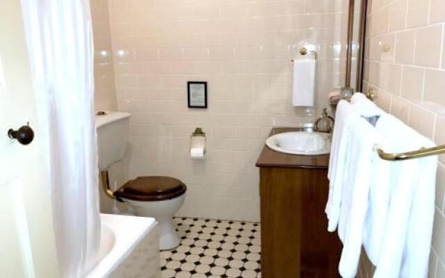 The Chalet Guesthouse And Studio