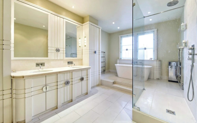 Grand 2 Bedroom Flat, Kensington