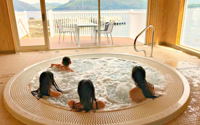 Holly Tree Hotel, Swimming Pool & Hot Tub