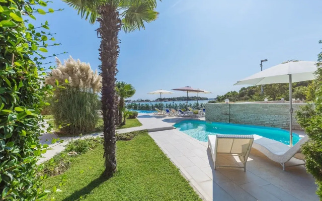 Fimi- With Swimming Pool - A3 BW