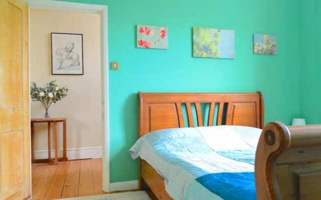 2 Bedroom Apartment With Roof Terrace in Camden