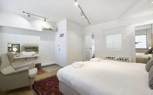 Chloe Boutique Apartments