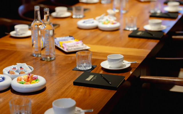 Ambassade Hotel
