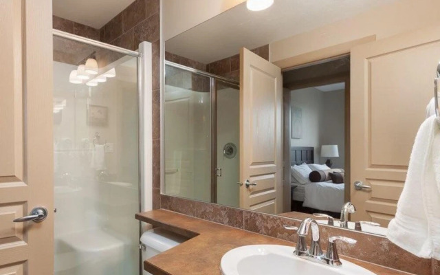 Corner Apartment with Lake View #518