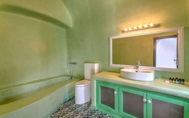 Luna Santorini Suites