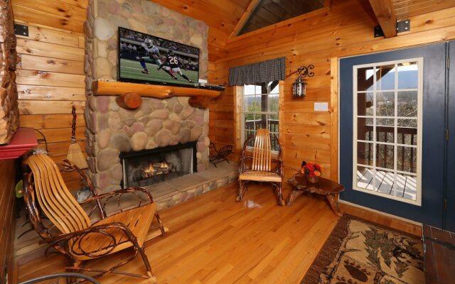 Fireside Memories 2 Br cabin by RedAwning