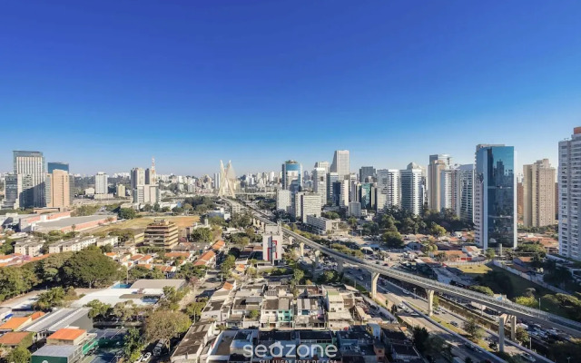 Apt w/ Balcony, Minutes From the Subway Ctb2405