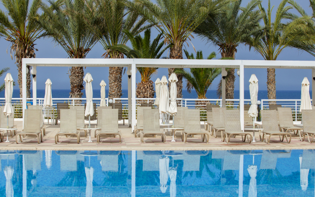 Queen's Bay Hotel
