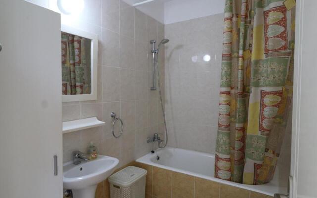 Sunset apartment with pool & 10 mins to Venus beach