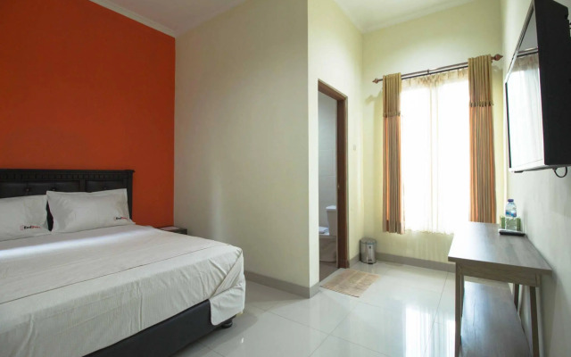 RedDoorz near masjid Agung Surabaya