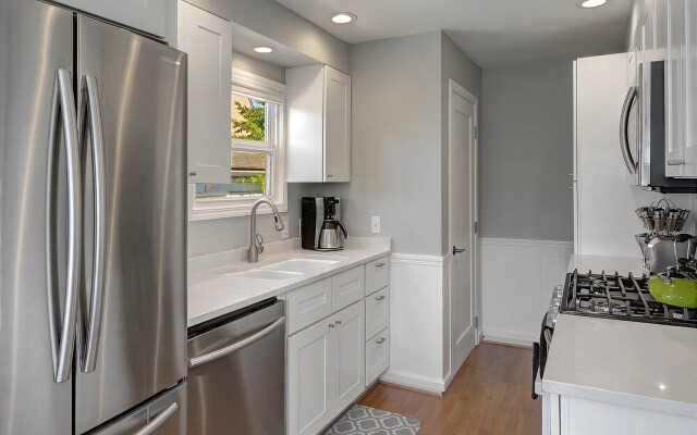 Alki Beach House - Three Bedroom Home with Fireplace