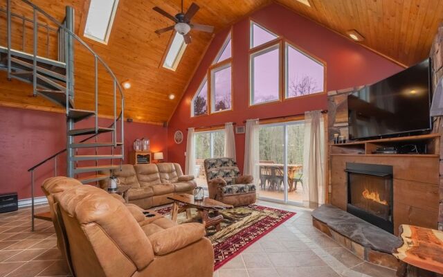 Cabin at Slope's Edge