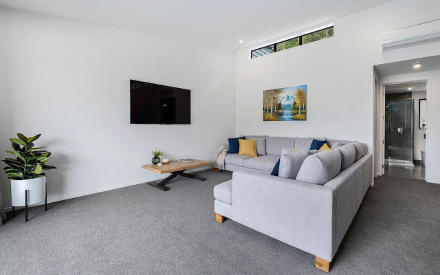 Bright, Modern, Plush - Brand New Townhouse