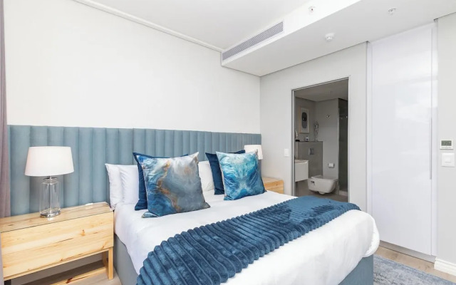 16 On Bree Superior Apartment