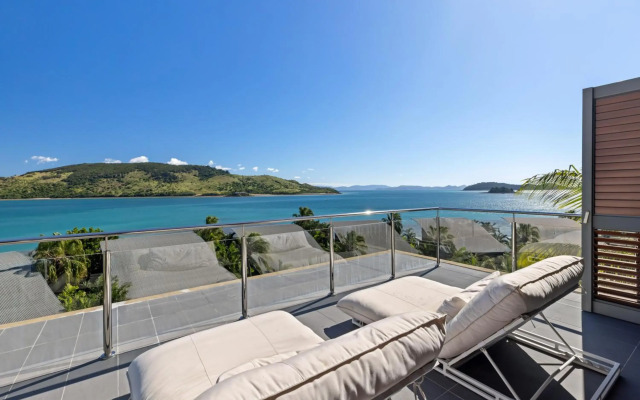 Yacht Club Villas