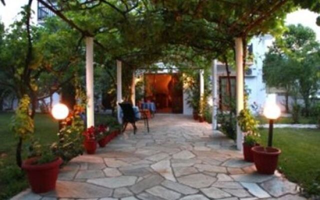 Christos Guesthouse