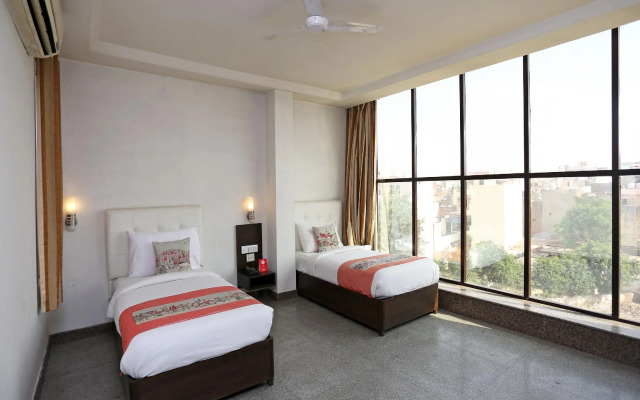 OYO 8536 Azad Square