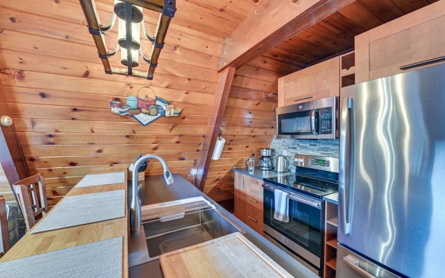 Walk to Ski Lift! Charming Hunter A-frame