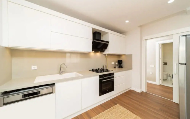 Central Flat With Balcony Near Sea in Muratpasa