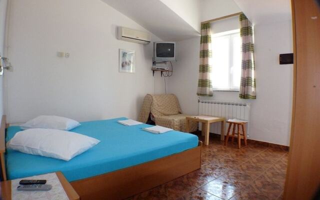 Hotel Hilde Yellow House