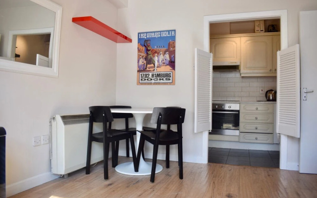 Spacious & Bight City Centre Flat