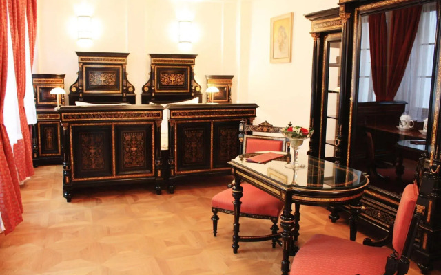 Hotel At the Green Grape