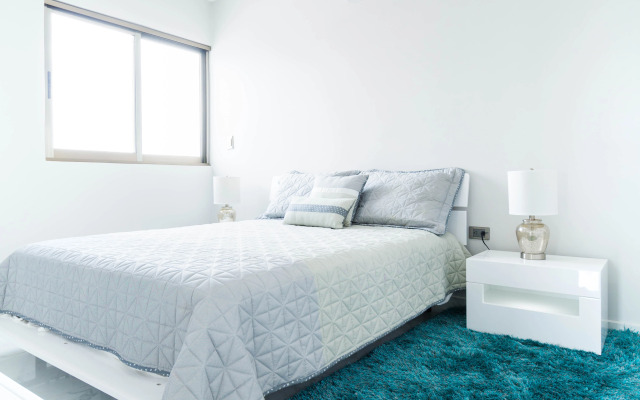 Palmarena Rooms and Residences - Long Stay Comfort with Parking, Sauna, Gym and Pool (Steps from 5th Avenue)