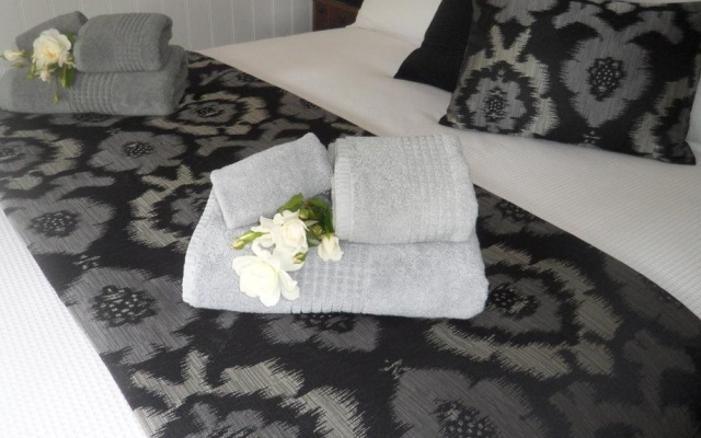 Creek Cottage Bed And Breakfast – Guest Rooms – Traralgon