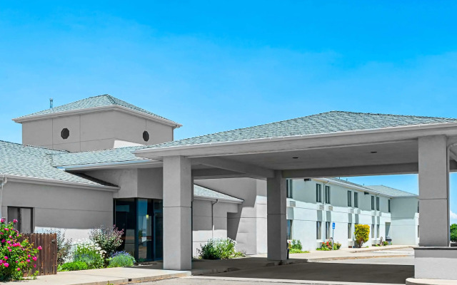 Rodeway Inn & Suites