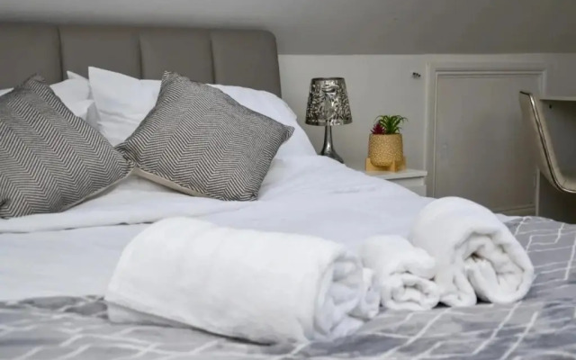 Convenient 3 Bedroom Home Fast Wi-Fi Free Parking