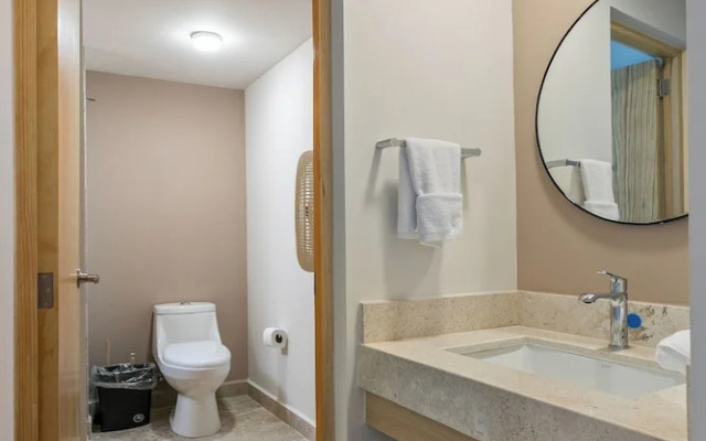 Ezequiel Montes By Homirent