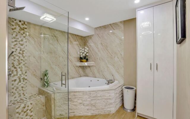 Waterfront Home on key lot With Pool/view of River