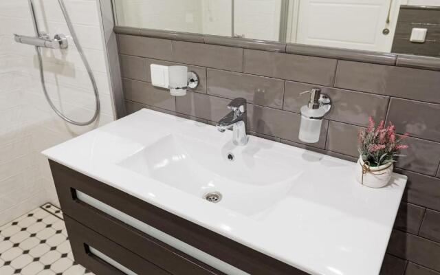 Central apartments, Quiet with Free Parking and AC.
