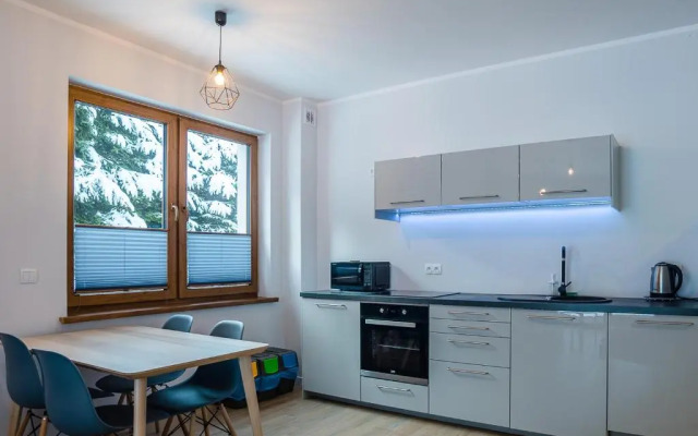 Aston -domek przy lesie, przestronny