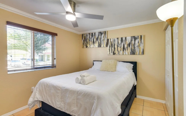 Opa-locka Townhome, 15 Mi to Miami Beach!
