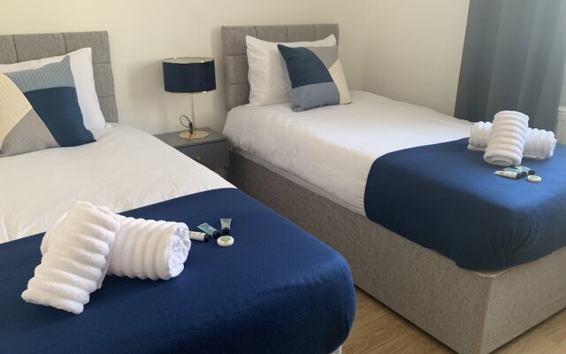 Absolute Stay in Sherwood-free Parking-east Midlands Airport-contractors-family