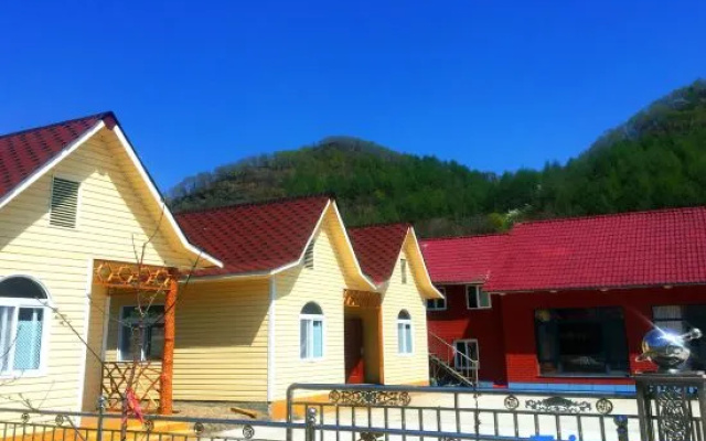Lake side fish restaurant – Outside – Dandong