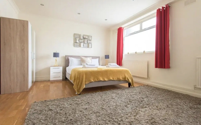 Platinum Apartment Mornington Crescent 9986