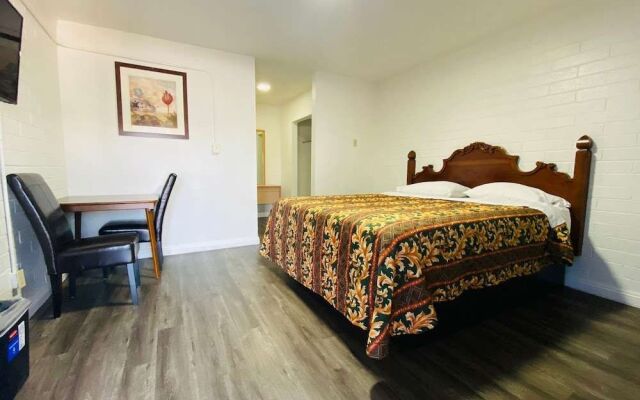 Lucky cuss Motel