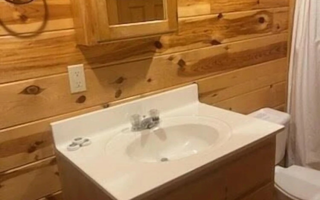 Ridgeview Retreat Seclude Cabin Includes Wifi, Cable, and Charcoal Grill by Redawning