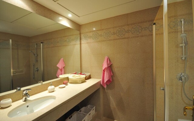 Apartment With 2 Bedrooms in Benahavís, With Wonderful Mountain View,