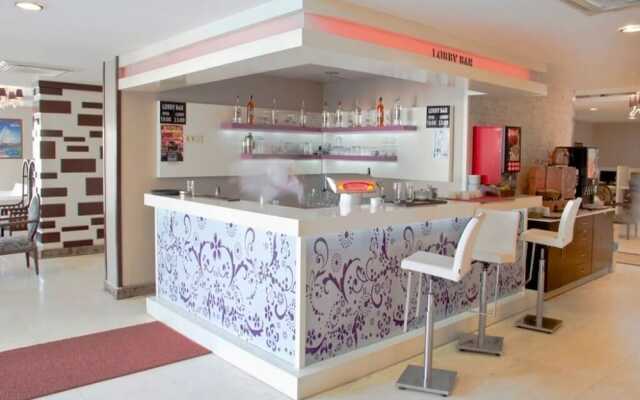 Adella Side Hotel