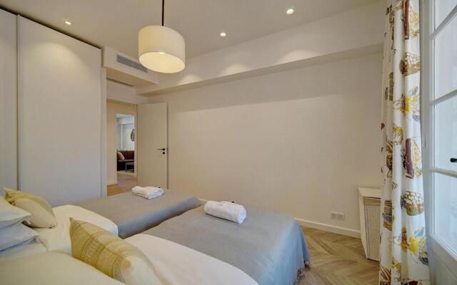 MAGNIFIQUE 3 PIECES RENOVE CANNES CENTRE 'Banane' AVEC VERANDA ! A2B88