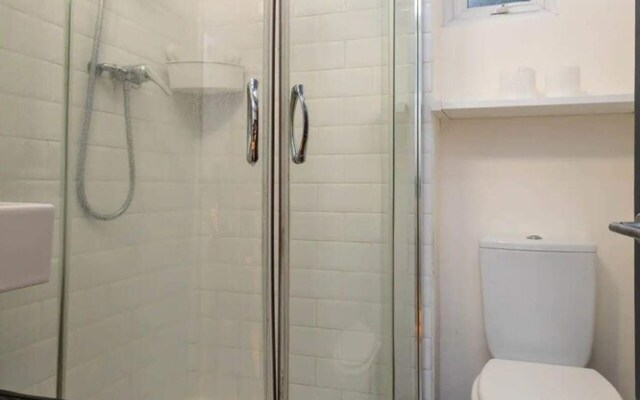 Stylish 2 Bedroom Flat With Large Private Garden