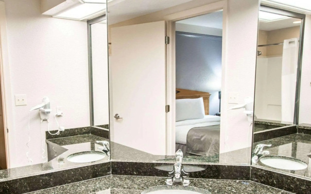 Clarion Suites Maingate