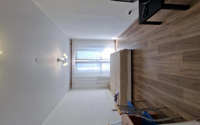 As a house for Contemporaries 17k1